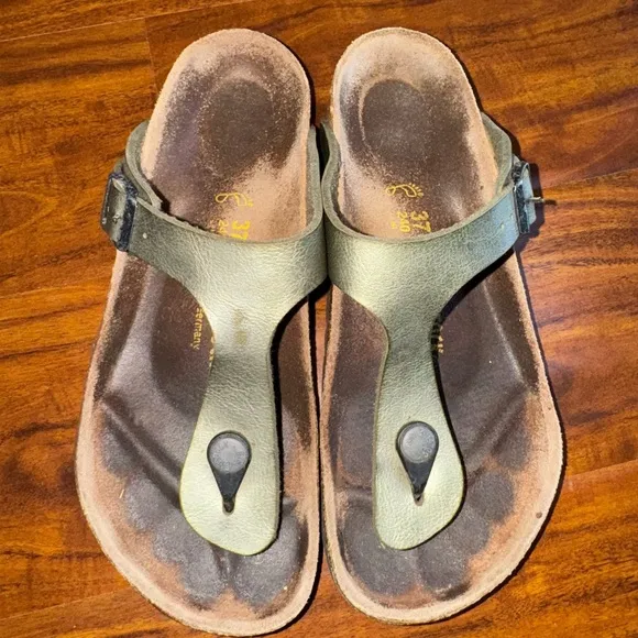 BIRKENSTOCK Gizeh Green Metallic Sandals Size 37 or 6 or 6.5