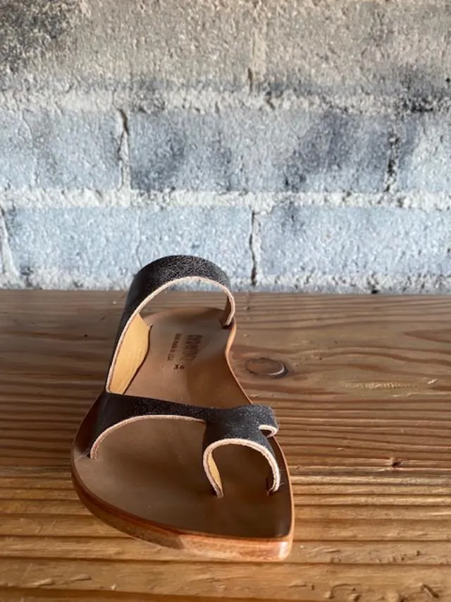 Cydwoq Key Sandals